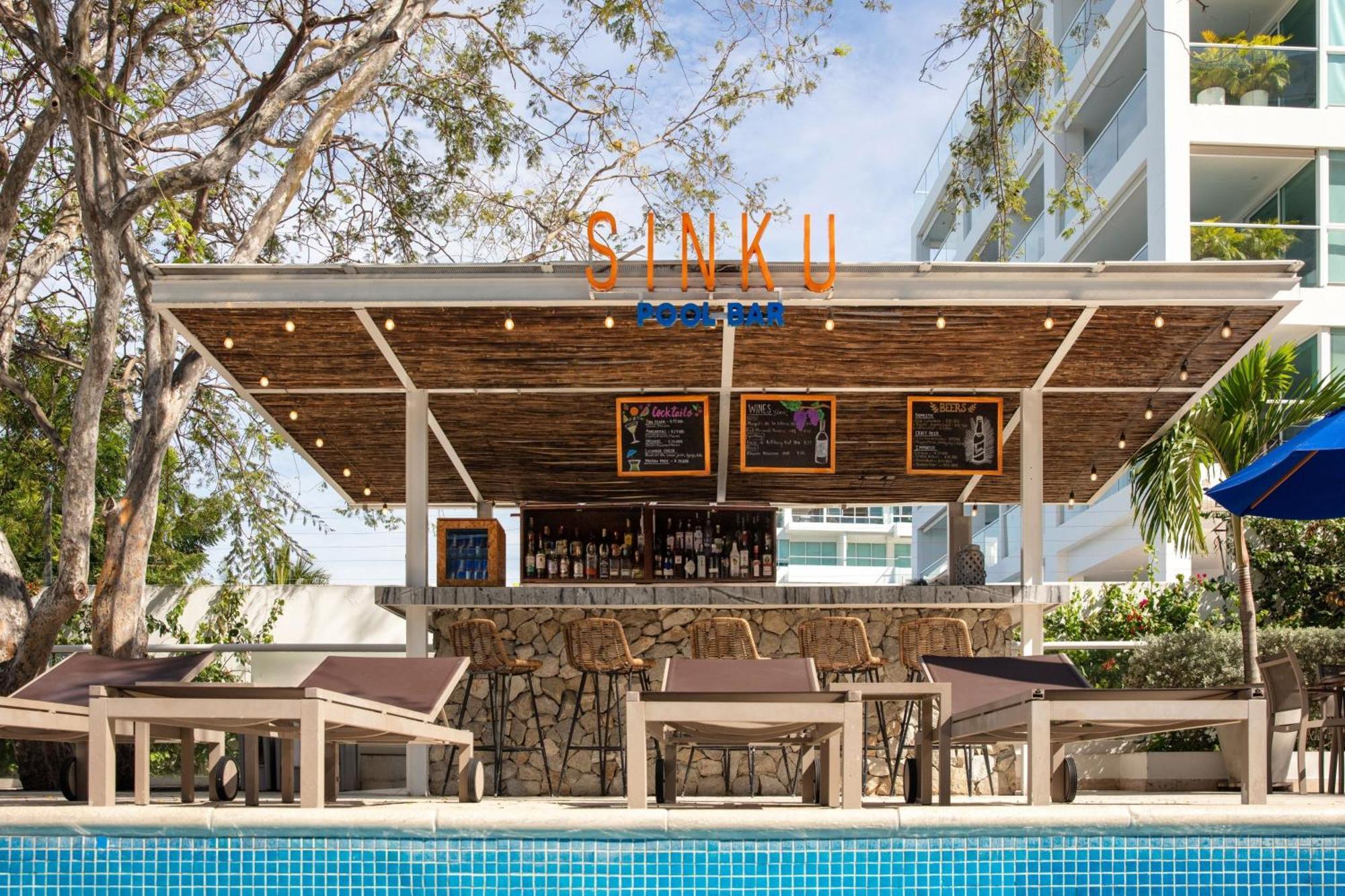 Santa Marta Marriott Resort Playa Dormida Eksteriør billede The pool bar at the hotel